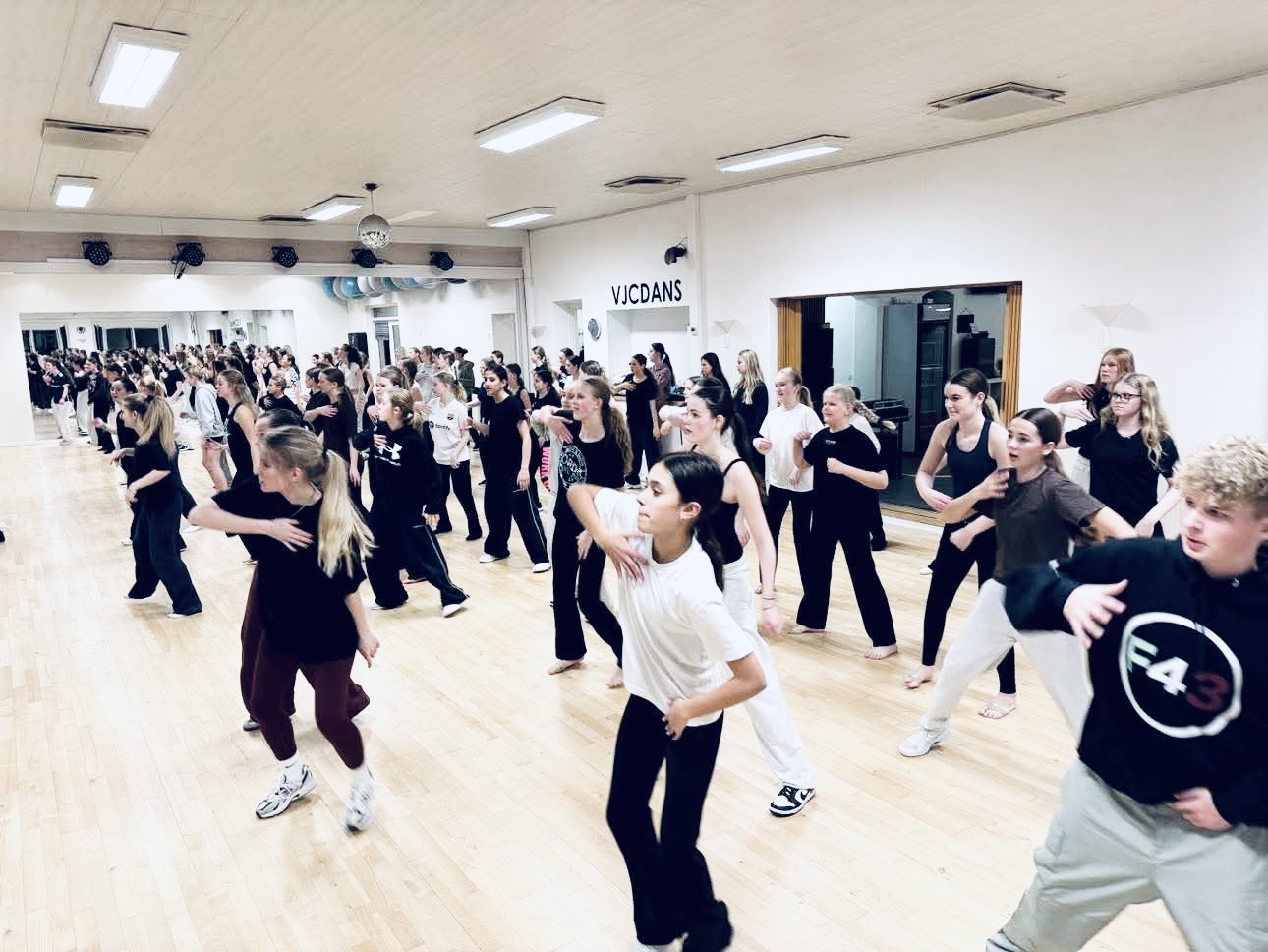 Afslutningsshow 2025 - VJCDANS, Din Danseskole i Hillerød